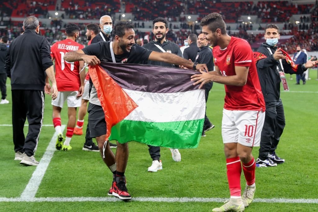Yallakoranow's tweet photo. كهربا وشريف يحتفلان بعلم فلسطين عقب التتويج بالسوبر الإفريقي 🇵🇸 https://t.co/kS05kHdP7s