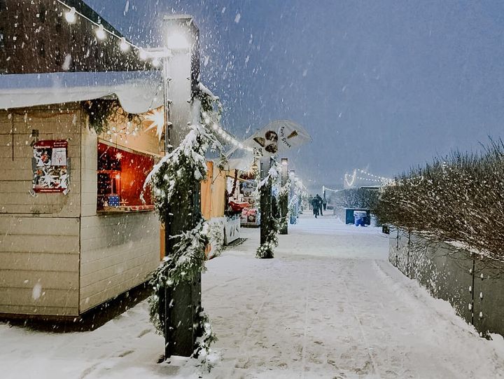 EuroXmasMarket's tweet photo. Happy winter solstice! 

May love and light guide you through darkness every day of the year. https://t.co/pjwBgCdl3x