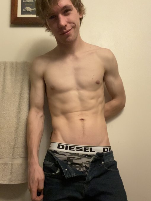 Trying to look my best for you 😏 have you seen my latest video?! I creampie my toy! Go watch it! Link