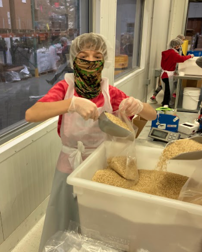 LVLASERS1645's tweet photo. Lakeview 5th grade students spent the day on 12/21 making a difference for those in need. Students weighed, measured and packed bulk food at Feeding America Eastern Wisconsin.  #LVLasers @NeenahSchools https://t.co/p05ntLv6HN