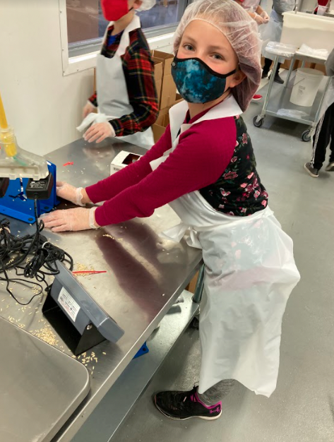 LVLASERS1645's tweet photo. Lakeview 5th grade students spent the day on 12/21 making a difference for those in need. Students weighed, measured and packed bulk food at Feeding America Eastern Wisconsin.  #LVLasers @NeenahSchools https://t.co/p05ntLv6HN