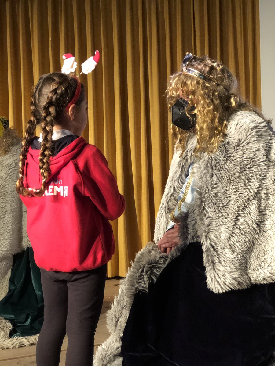 cristina_mm73's tweet photo. Solo los que creemos en la magia estamos destinados a encontrarla. Gracias a los Reyes Magos de Oriente por su visita y hacer tan felices a pequeños y no tan pequeños 😉 @TrilemaElCarmen @trilemaedu https://t.co/TeVkvJEaoA