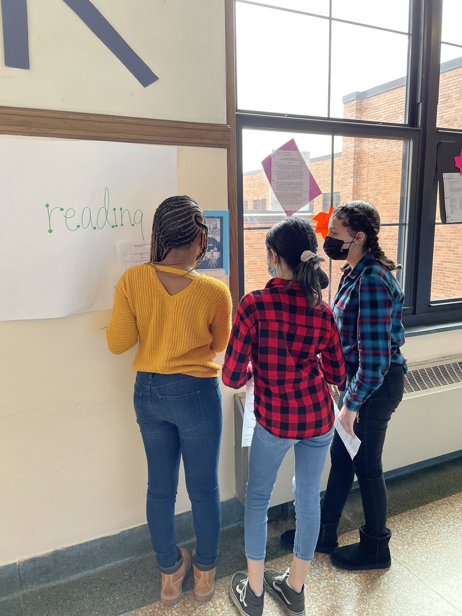 MrsClarkGMS's tweet photo. Nothing like a graphic novel gallery walk yesterday to give students a chance to compare and collaborate. @GrantGatorsSCSD #SyraFuse https://t.co/mgcD3iiWe8