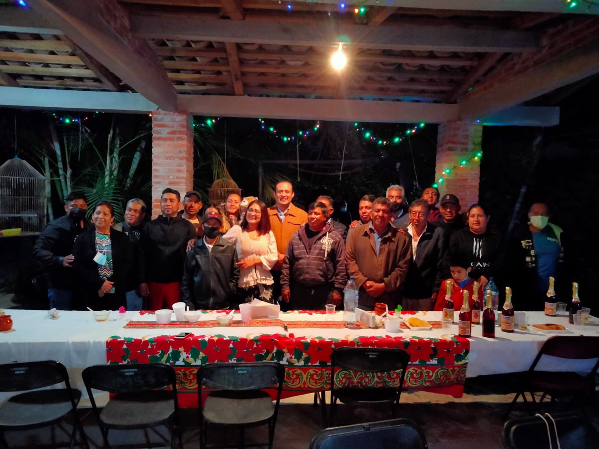 LaloCastilloLop's tweet photo. Agradecido estoy por el reconocimiento, la amistad pero sobre todo la confianza que mis amigas y amigos de #Cuayuca depositan en un servidor. No les fallaré y desde el @CongresoPue seguiremos trabajando con propuestas y acciones de beneficio para todos. https://t.co/dq8lPSHqNP