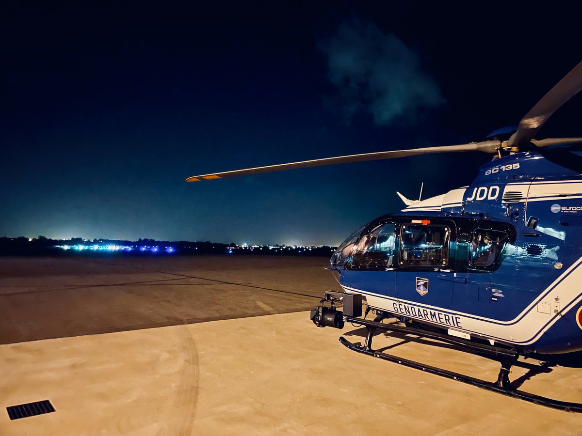 Forcesaeriennes's tweet photo. #Calais Chaque nuit, des dizaines de personnes migrantes, dont des enfants, sont empêchées d'embarquer vers une mort probable grâce à l'action continue et coordonnée de nos équipages🚁et partenaires interministériels🤝Des passeurs sont arrêtés. Un #engagement pour la vie.#appui3D https://t.co/mwnzNfWkiH