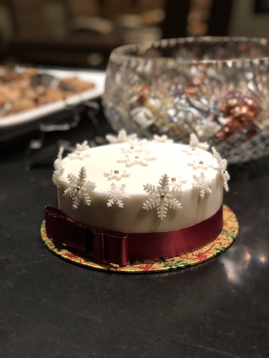 What a lovely surprise gift! Thank you so much  ⁦@FoxyCakes_Bakes⁩ ... taken centre stage in kitchen. Happy Christmas!