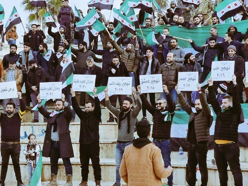 NoRetWithAssad's tweet photo. من مظاهرة اليوم في مدينة #إدلب لثوار سوريا بالذكرى السنوية لجريمة التهجير القسري التي تعرض لها أهالي مدينة حلب 

#راجعين_بلا_أسد⁩ 
⁧#سوريا⁩ ⁧#حلب⁩ #حمص #حماه #الغوطة #درعا #ديرالزور
 ⁦#Syria⁩ ⁦#Aleppo⁩
⁦#NoReturnWithAssad⁩
⁦#EsadsızVatanaDöneceğiz⁩ https://t.co/zHNYm9222c