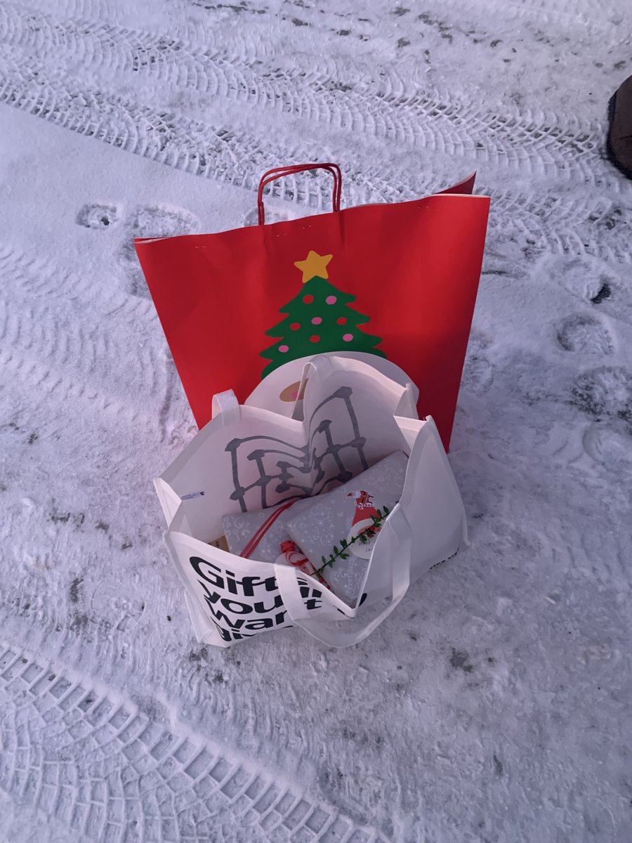 IstoKujala's tweet photo. Sitten myös perinteinen joulun ajan käynti vähän isommassa kaupungissa Lappeenrannassa 🎅🏼🎄

#pienet #joululahjat
#entinen #kotikaupunki #raatihuone #Ideri https://t.co/XWpg1VsSOA