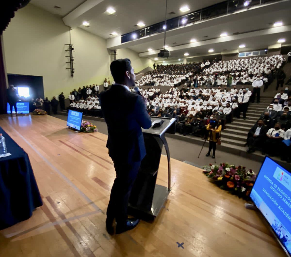 Mi reconocimiento a las mujeres y hombres policías que a diario protegen a la población. 

Felicito a las y los elementos de <a href="/seguridadneza/">Seguridad Neza</a> que recibieron estímulos y recompensas del 2º semestre del año y a los cadetes que se graduaron de la generación 2021. 👮🏻👮🏻‍♂️🎓#DíaDelPolicía