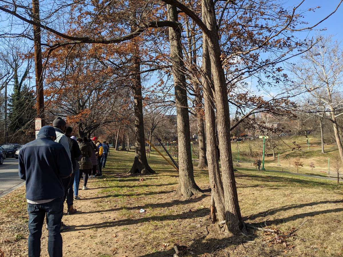Randomneur's tweet photo. The line to get a rapid test today at Woodridge library around noon. https://t.co/AyAiu5Ywew