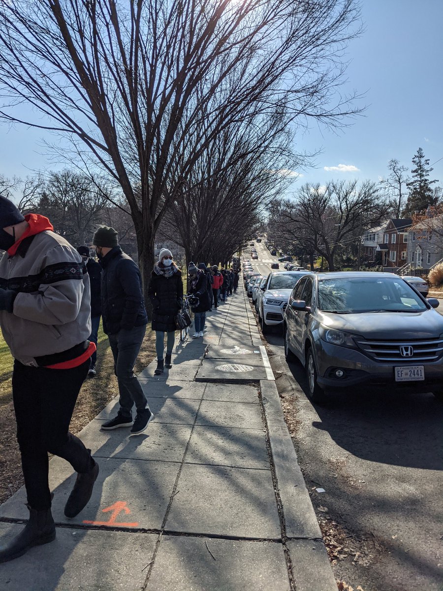 Randomneur's tweet photo. The line to get a rapid test today at Woodridge library around noon. https://t.co/AyAiu5Ywew