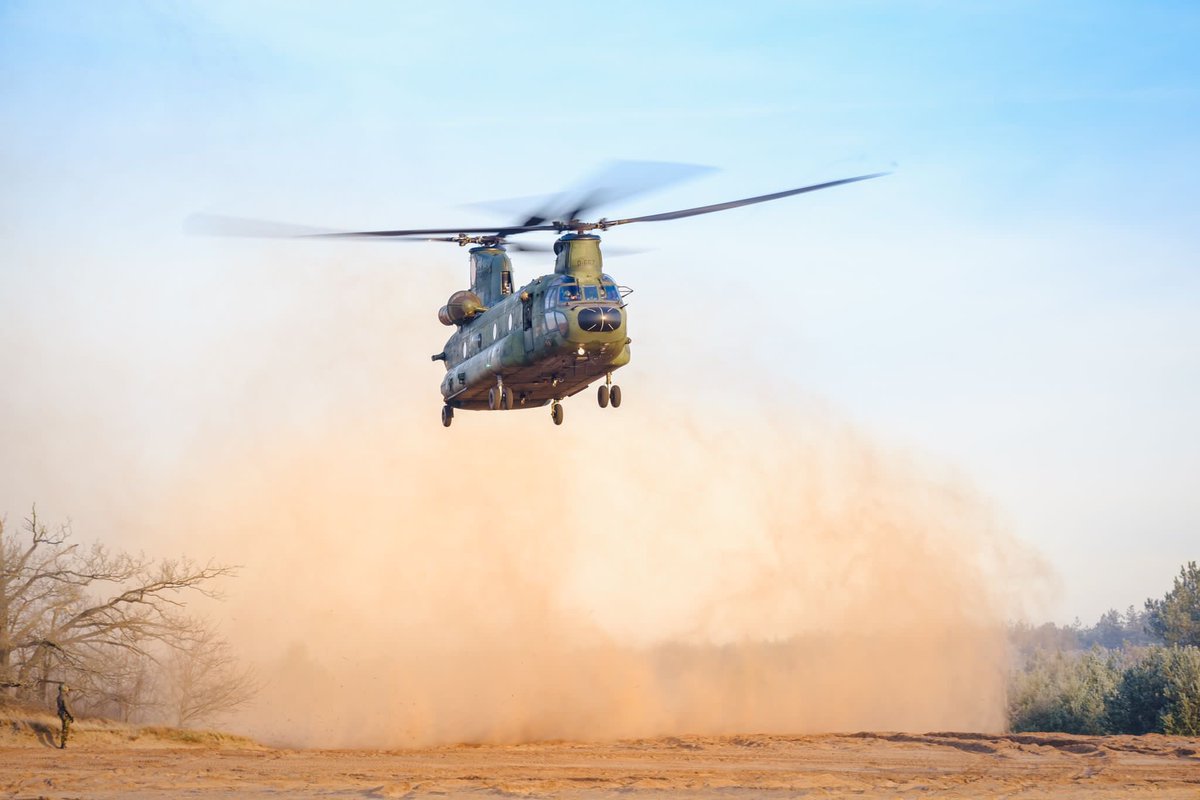 dennisluyt's tweet photo. Vandaag was de laatste vlucht van onze @dhcluchtmacht ‘ACMS’ Chinook’s. Werkpaard van @Defensie, succesvol ingezet in vele missies. Met dank aan de mannen en vrouwen van @298Squadron voor hun inzet! Met de nieuwe Chinook F/CAAS zetten zij hun belangrijke werk voort. https://t.co/97UPUbbHE6