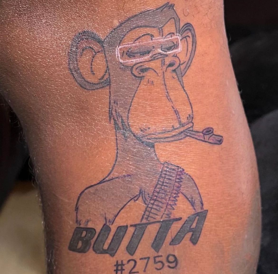 wrld_mag's tweet photo. Gunna s’est tatoué son NFT sur la jambe !

Il se l’ai procuré pour 70 ETH soit près de 300 000 dollars 💸 https://t.co/OJYim0R4uw