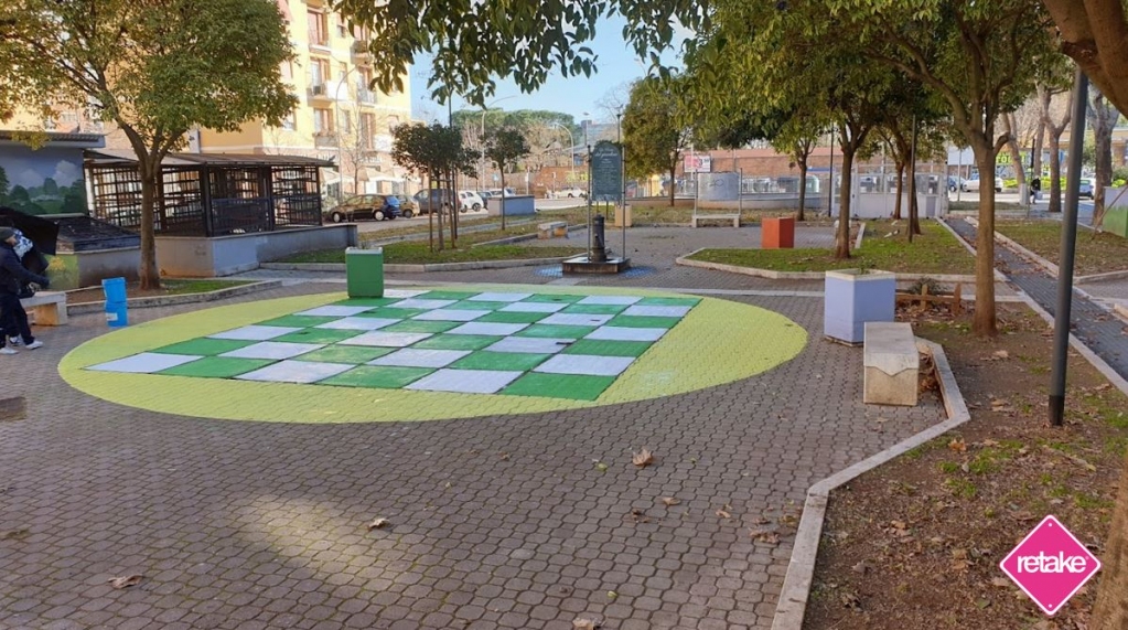 Retake_Roma's tweet photo. Con #MagnificaQuintoCurzio cerchiamo di portare colore e possibilità di gioco per i più piccoli in una piazzetta altrimenti grigia e anonima, è un work in progress ma promette bene. #MadeInRetake https://t.co/BX01FA0Inf