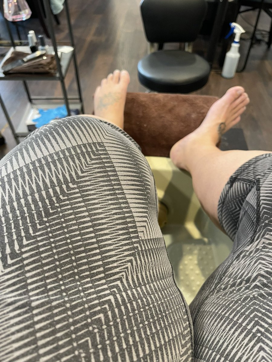 ultimateVIPMel's tweet photo. This is supposed to be an express pedi that was supposed to start at 1:30. It’s now 3:03 and nails haven’t been painted yet. Started 30 min late and tech just brought away to ask a question. Supposed to have mani after this and might walk out https://t.co/Sp0CPMzET2