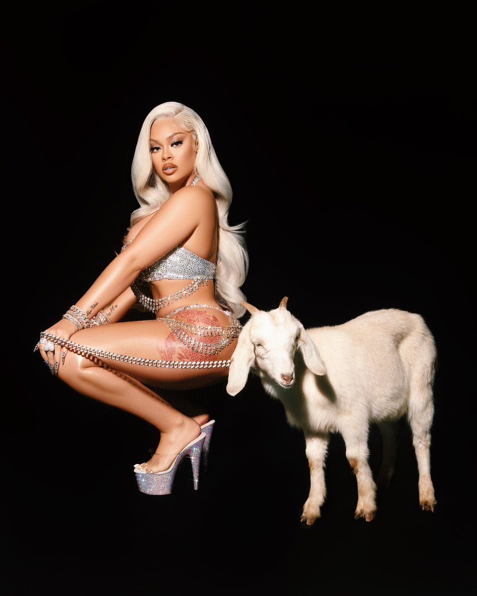 Latto's tweet photo. Happy Bday to the BIGGEST Capricorn of em ALLLLL #23 🐐♑️ https://t.co/gn43w8AbOd