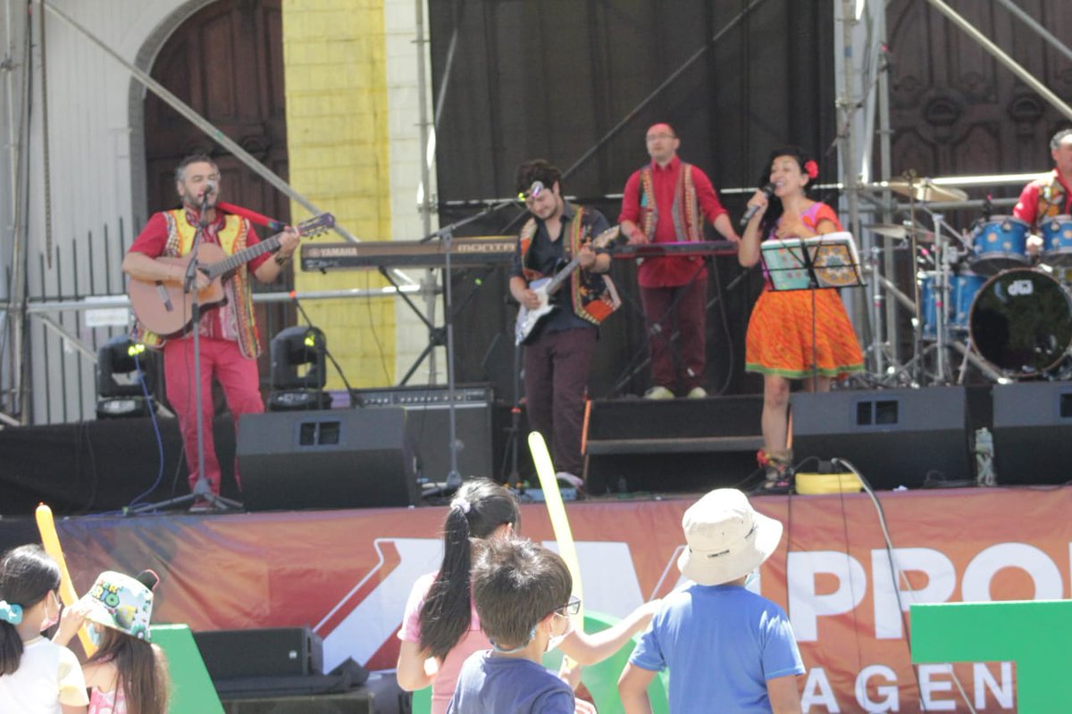 rrppcastro's tweet photo. JORNADA DE CIERRE| La #Castroton tendrá una clausura llena de artistas locales y nacionales, a partir de las 21 horas de hoy se presentarán en la Plaza de Armas de Castro: Estación Cumbia, El Bai, Paula Rivas Américaka’n Sound y el reguetonero Franco El Gorila.
#CastroSeLevanta https://t.co/H8mPvl5MPS