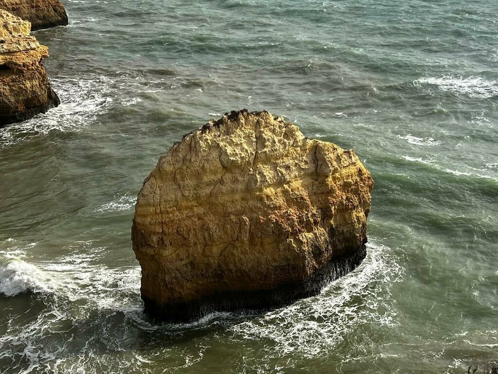 Timothy_Hughes's tweet photo. Cliff top walk from @rochabrava to #benagil via #praiadocarvalho #algarve #portugal #visitalgarve #visitportugal #travel #digitalnomad #hpbmoments #walk #walking #rochabrava #benagilbeach https://t.co/b6Mww6snYF https://t.co/ikFRerEVyH