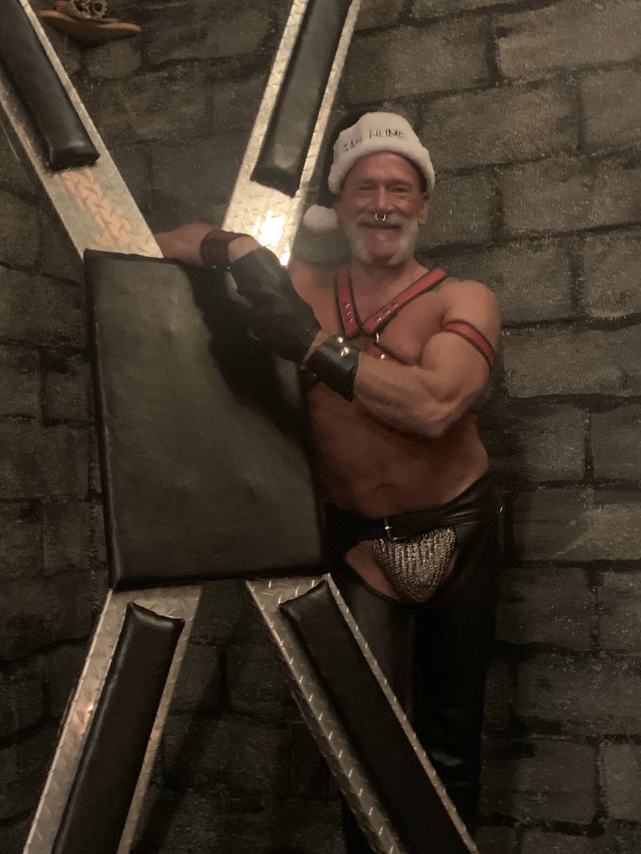 XxxDariusz's tweet photo. Happy Howl-a-Days from the Wolf Daddy! Look for more greasy good times cumming soon! https://t.co/hM0SAtVnXJ