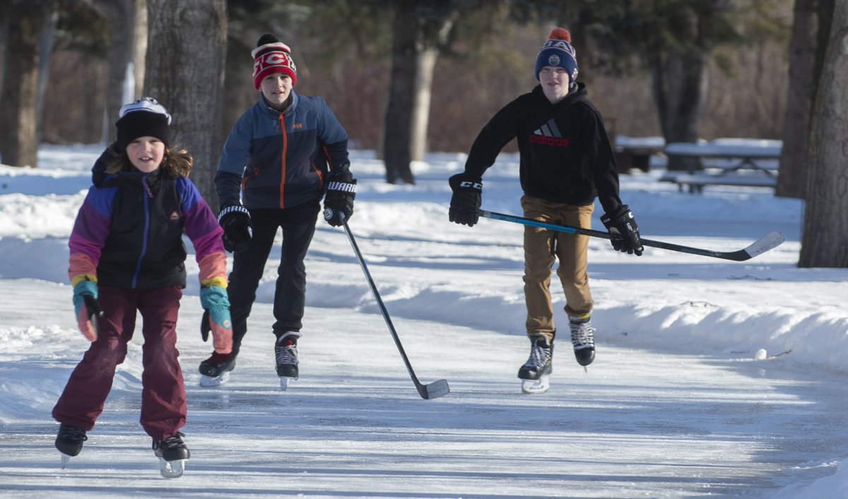CityofEdmonton's tweet photo. The lake at Hawrelak Park is open for skating, so lace up your skates and hit the ice with friends &amp; family this holiday! City Hall, Castle Downs, Jackie Parker Park rinks are also open now. 

COVID measures remain in place for all indoor areas pavilions. https://t.co/FgqEKDjhRM https://t.co/MbdImdfNa7