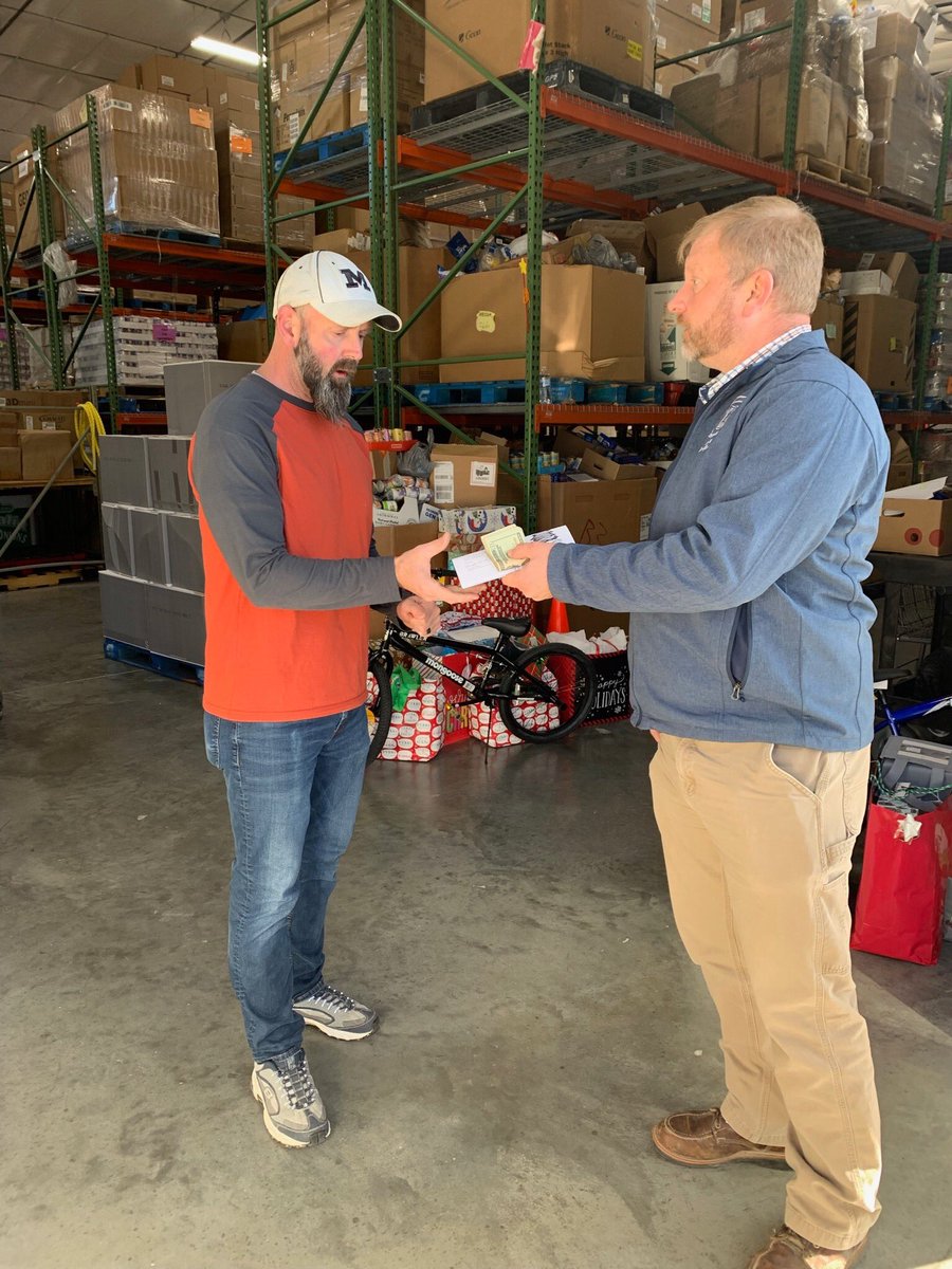 MidAmCarpenters's tweet image. Carpenter locals in Kansas City and Jefferson City adopted families for the holidays. #Local315, #Local945 &amp;amp; #Local1127 donated food for healthy meals &amp;amp; money to help families pay for bills, gas and other necessities. Union Carpenters are proud to give back to their communities!