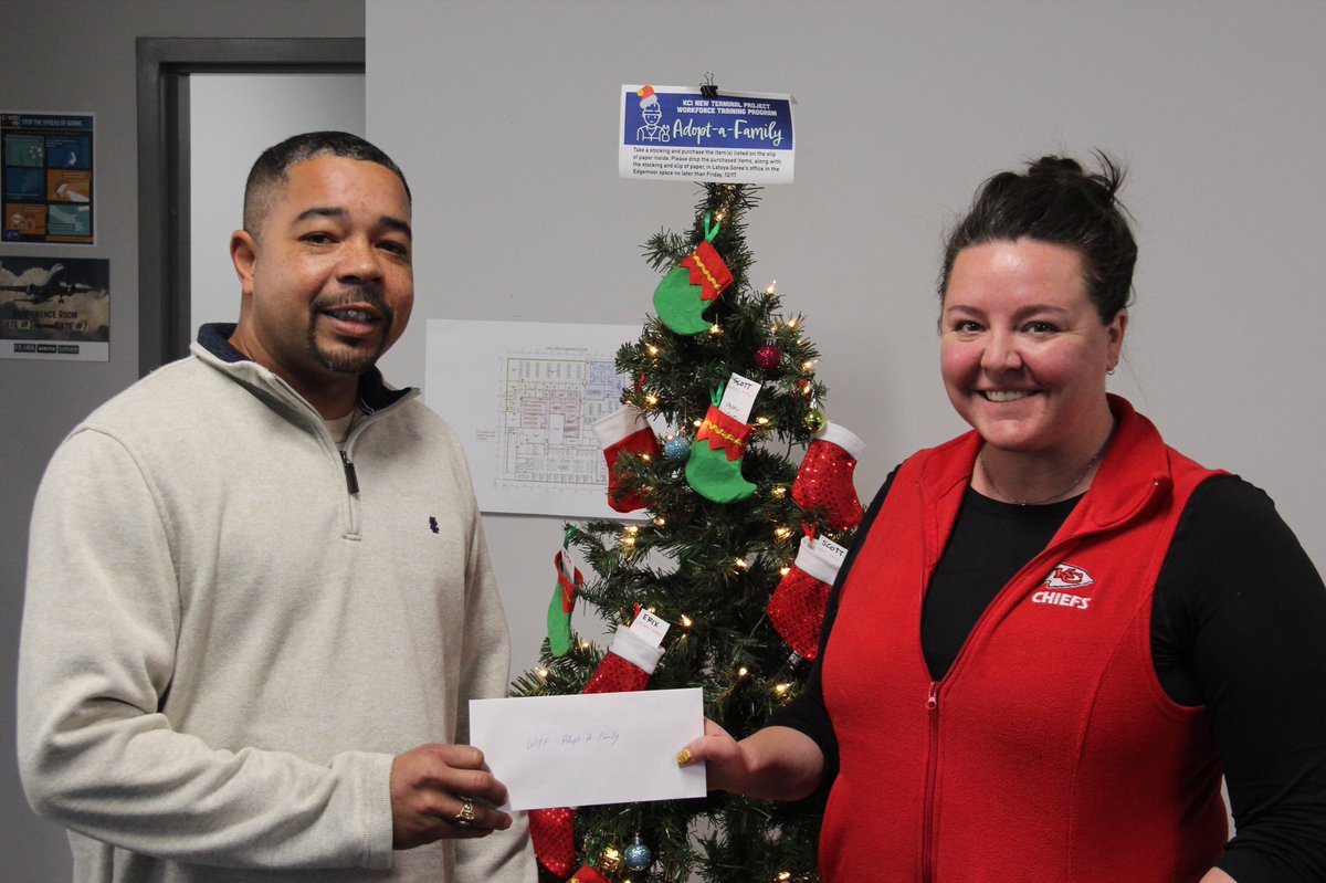 MidAmCarpenters's tweet image. Carpenter locals in Kansas City and Jefferson City adopted families for the holidays. #Local315, #Local945 &amp;amp; #Local1127 donated food for healthy meals &amp;amp; money to help families pay for bills, gas and other necessities. Union Carpenters are proud to give back to their communities!