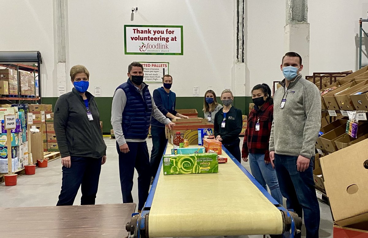 first_american's tweet photo. #SeasonOfGiving First American’s healthcare division volunteered together at @FoodlinkNY this month, helping to sort food donations. Thank you for supporting Foodlink’s mission to end hunger and build healthier communities. #FAimpact #community https://t.co/vzJo7zPzto