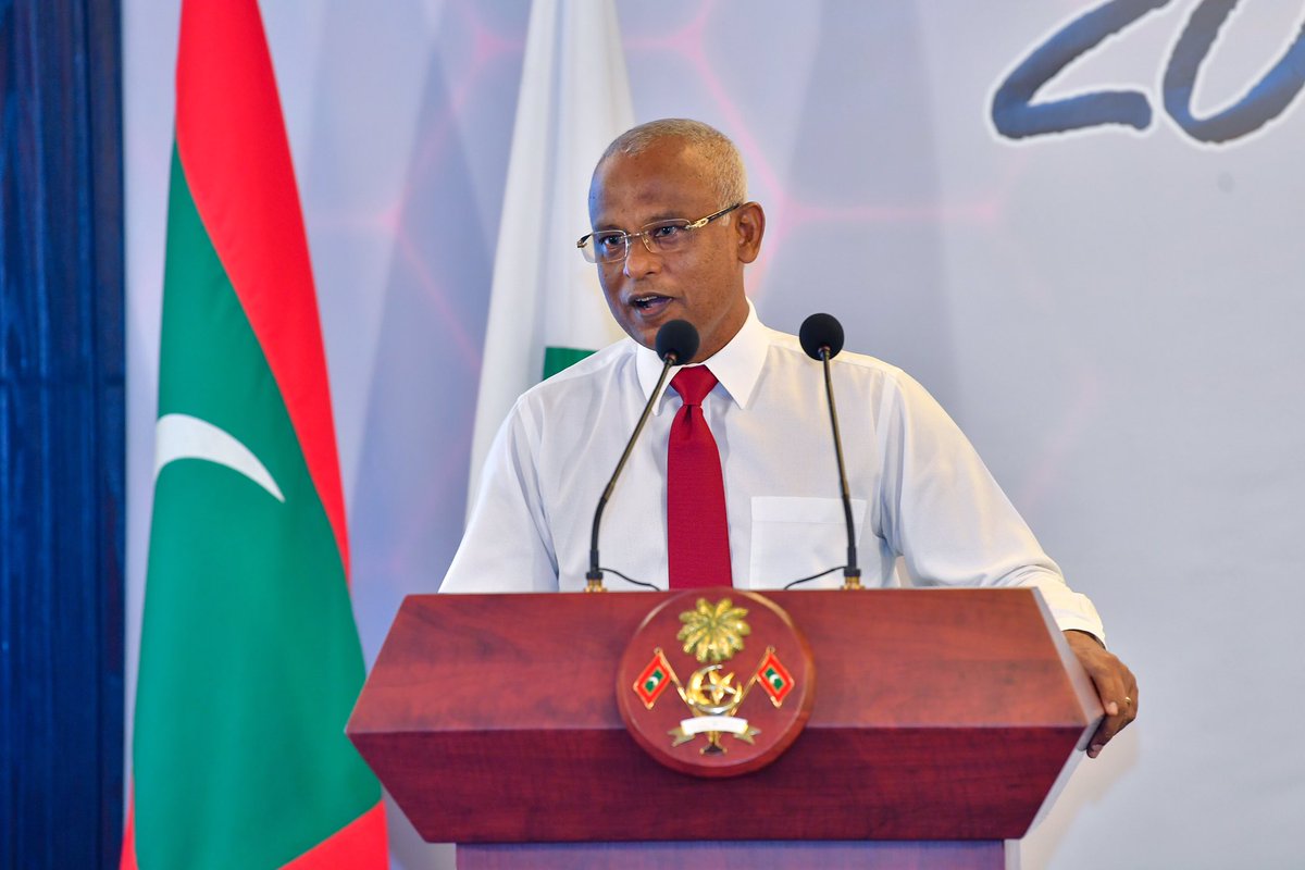 epsfoundationmv's tweet photo. President and Vice President attends EPS Foundation Hidhumathuge Haveeru 2021 Awards Function held on 21st Dec 2021. @MoEdumv https://t.co/4ag4gp71hj