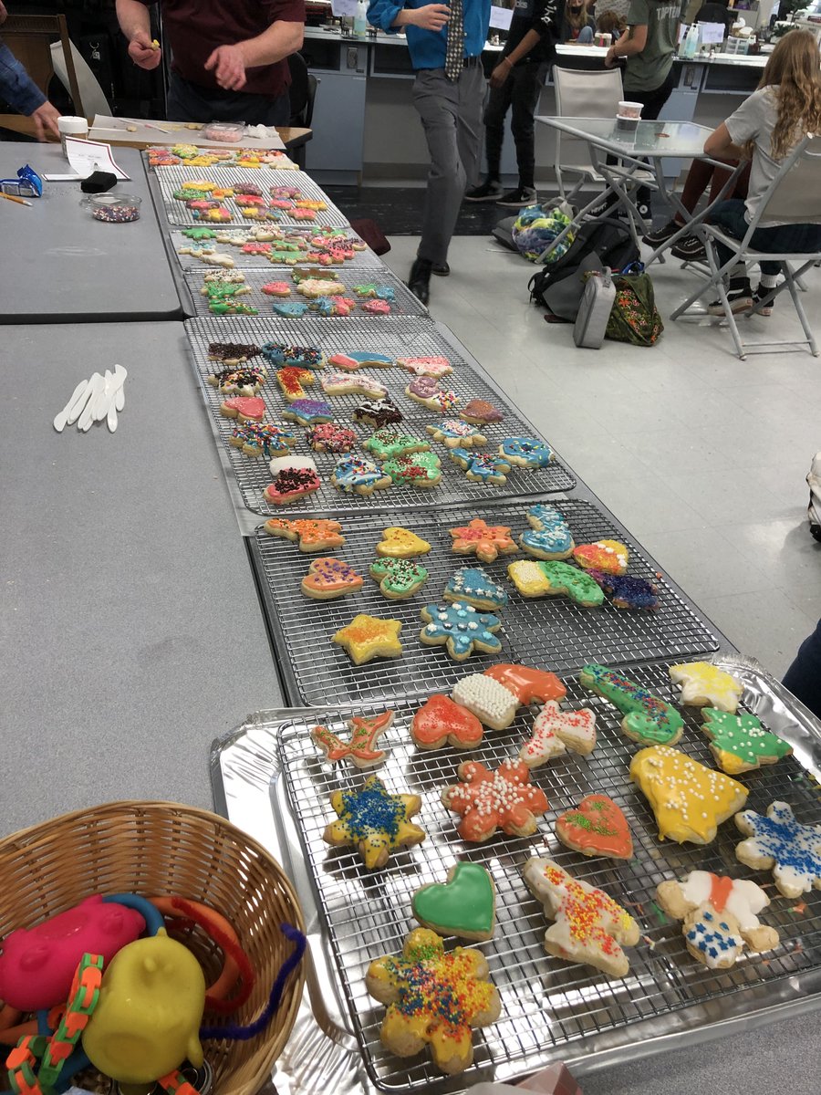 MOBOCES1's tweet photo. Freshmen in our new Foundations of CTE 9 program teamed up with #moboces Cosmetology to trade holiday treats. Cos students provided pampering services to show what their program offers. In return, Foundations 9 brought homemade cookies. #operationcollaboration #handsonlearning https://t.co/gnsFdfHirF