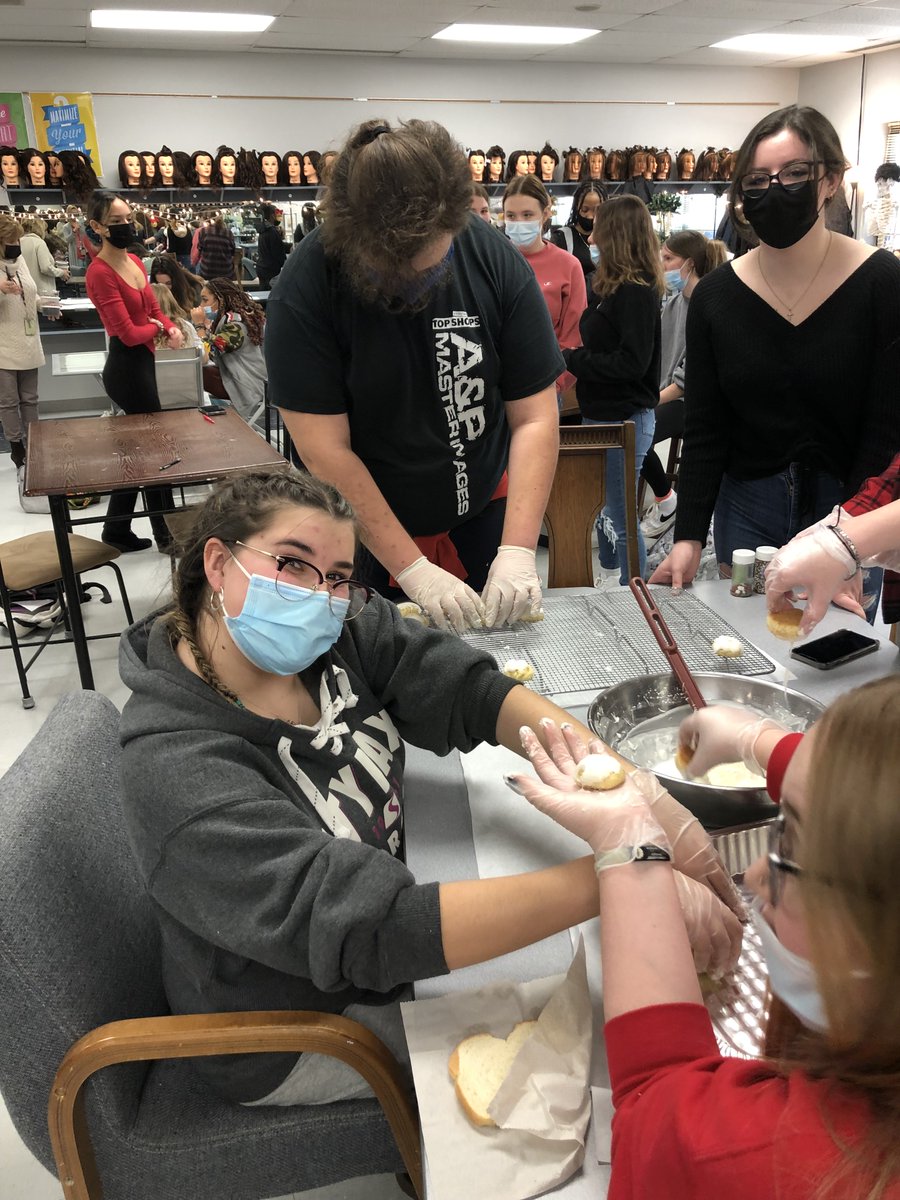 MOBOCES1's tweet photo. Freshmen in our new Foundations of CTE 9 program teamed up with #moboces Cosmetology to trade holiday treats. Cos students provided pampering services to show what their program offers. In return, Foundations 9 brought homemade cookies. #operationcollaboration #handsonlearning https://t.co/gnsFdfHirF