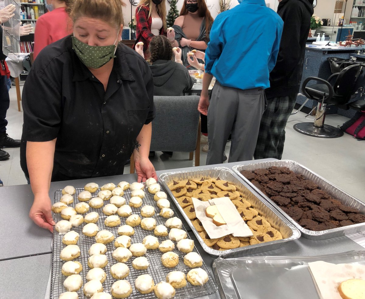 MOBOCES1's tweet photo. Freshmen in our new Foundations of CTE 9 program teamed up with #moboces Cosmetology to trade holiday treats. Cos students provided pampering services to show what their program offers. In return, Foundations 9 brought homemade cookies. #operationcollaboration #handsonlearning https://t.co/gnsFdfHirF