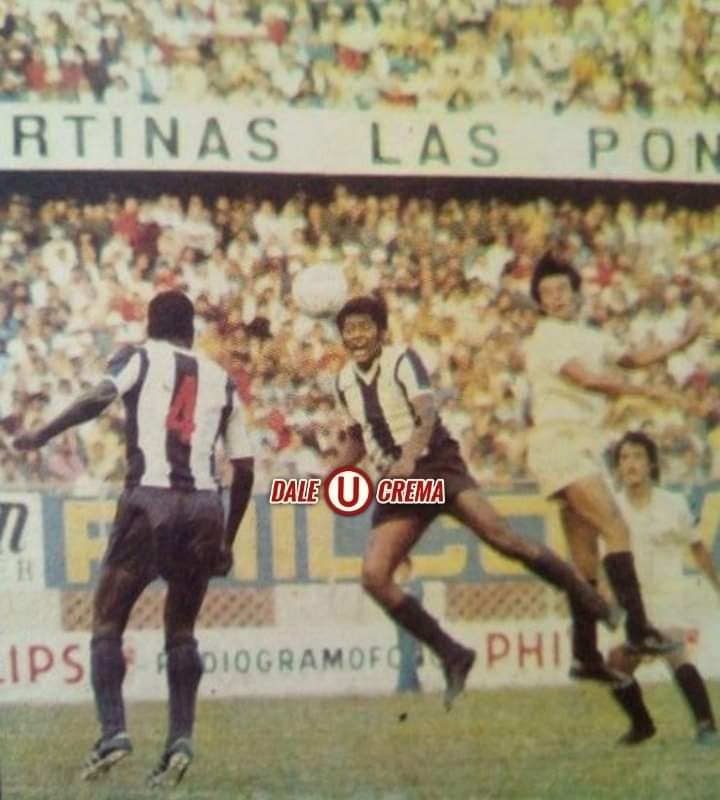 #UnDíaComoHoy en 1974. En clásico por el Campeonato Descentralizado, en el Estadio Nacional, <a href="/Universitario/">Universitario</a> le gana 3 a 0 a Alianza Lima y se  mantiene en el tope de la tabla con 59 puntos. Los goles fueron de Oswaldo "Cachito" Ramírez (penal), Eleazar Soria y Juan José Oré.
