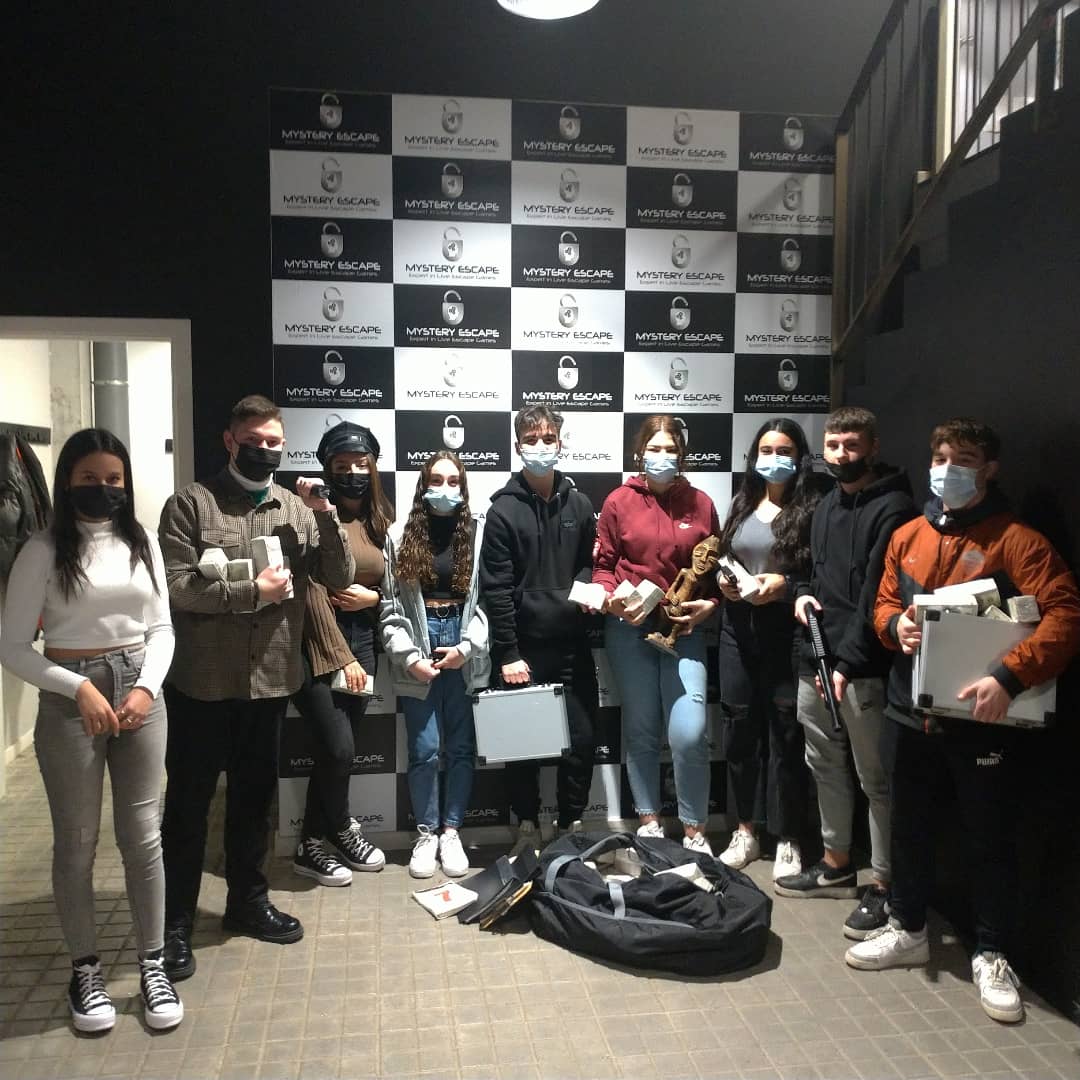 mmart746's tweet photo. Tanquem la primera part del curs amb una mica de diversió, cohesió i fent bullir el cap i treballant en equip amb una #escaperoom matinal #1rBATA2122 #COPEM2122 #pasturant #TutoriaCOPEM #tutoria #batxilleratCOPEM #ISE2122 https://t.co/GWBoJ9CdbT