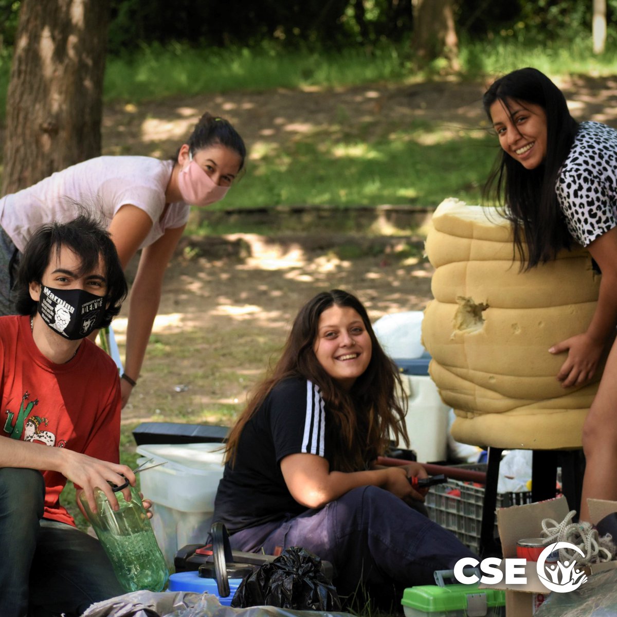 cse_unc's tweet photo. 🏡 Esta iniciativa se plantea la construcción de termotanques solares a partir de materiales reutilizados en un formato comunitario, para satisfacer la necesidad de muchas familias de Córdoba que no tienen acceso al gas natural. https://t.co/RdeFl7GsP0