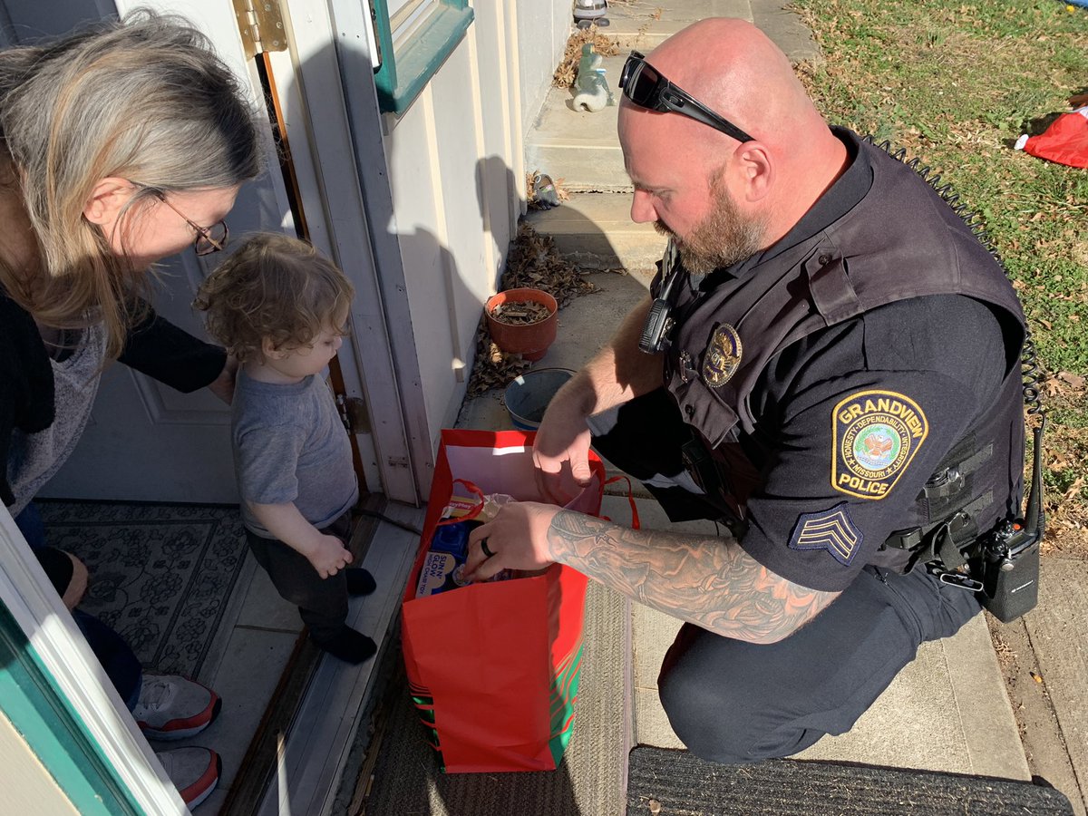 GrandviewMOPD's tweet photo. Today Sgt Grantham and Sgt Gross were able to make several deliveries of toys from the Cram the Cruiser toy drive. https://t.co/LCZylVw2bH
