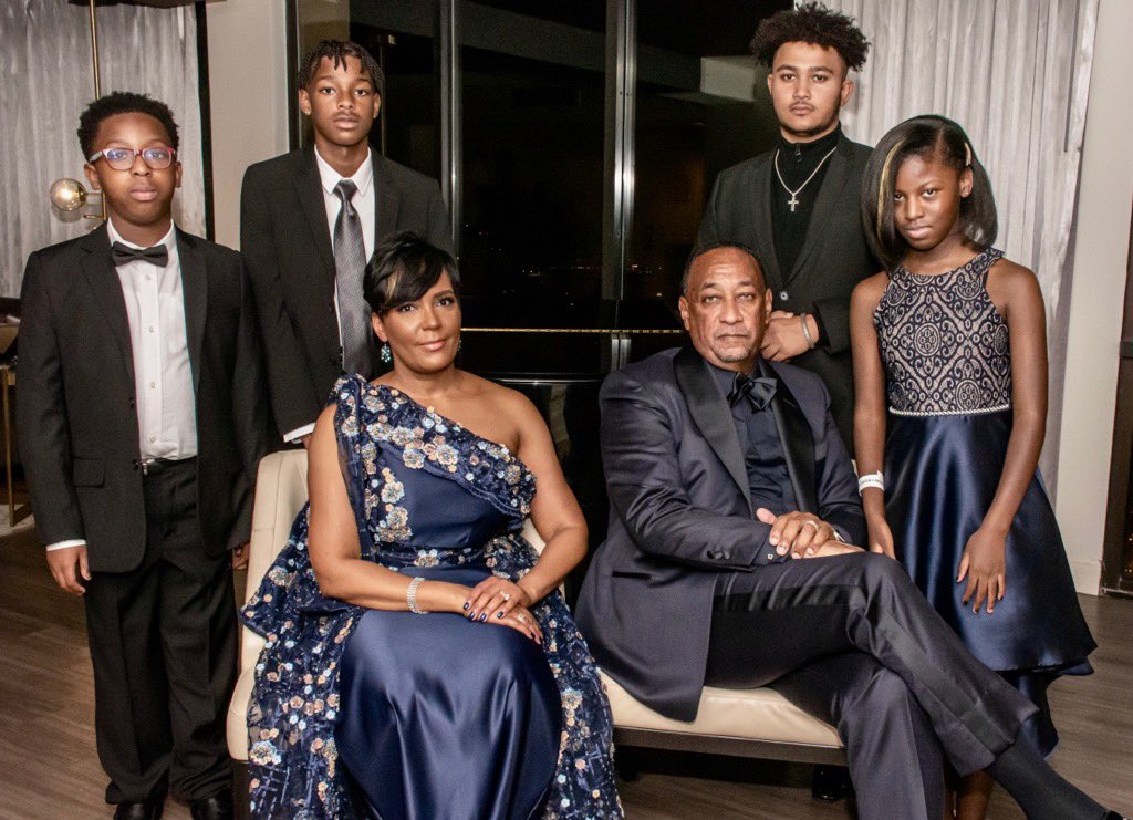 KeishaBottoms's tweet photo. We tried to mix it up for the holiday family photo, but Lincoln says we look like the Addams Family😂. Merry Christmas, anyway!  #wetried https://t.co/jYi8NBnFr6