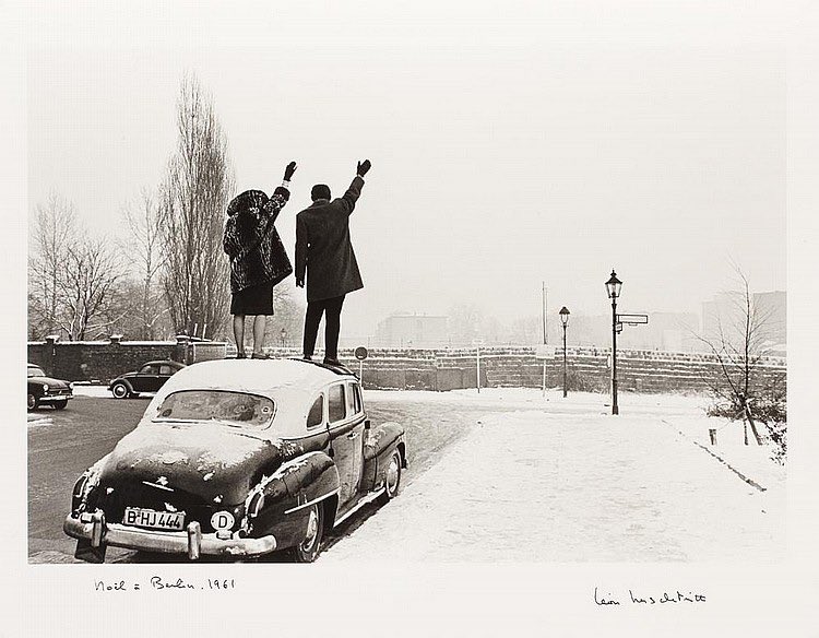 GrimArtGroup's tweet photo. Christmas in Berlin, 1961 by Léon Herschtritt (b. 1936) https://t.co/mpSJyJL4Hg