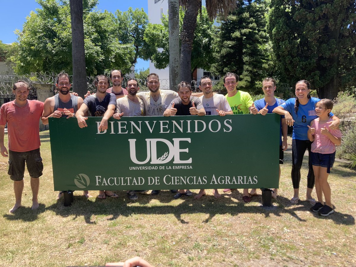 eugefer29's tweet photo. Hoy hubo defensas y festejo en @FCAUDE. Desde el principio como docente este día fue mi preferido. Ellos cierran un ciclo de vida, nosotros un año más acompañando alumnos a cumplir su objetivo. Felicitaciones a todos y gracias por el año compartido! https://t.co/8yki94uIJ6