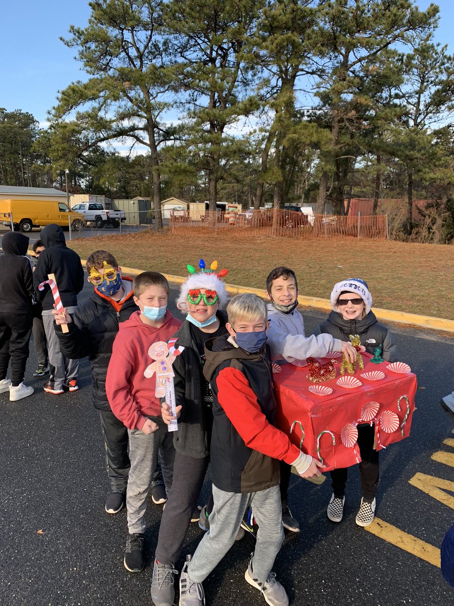 MsDacchille's tweet photo. Lots of fun at the parade today 🎄⛄️🎅🏼 https://t.co/80zlxt8ey8