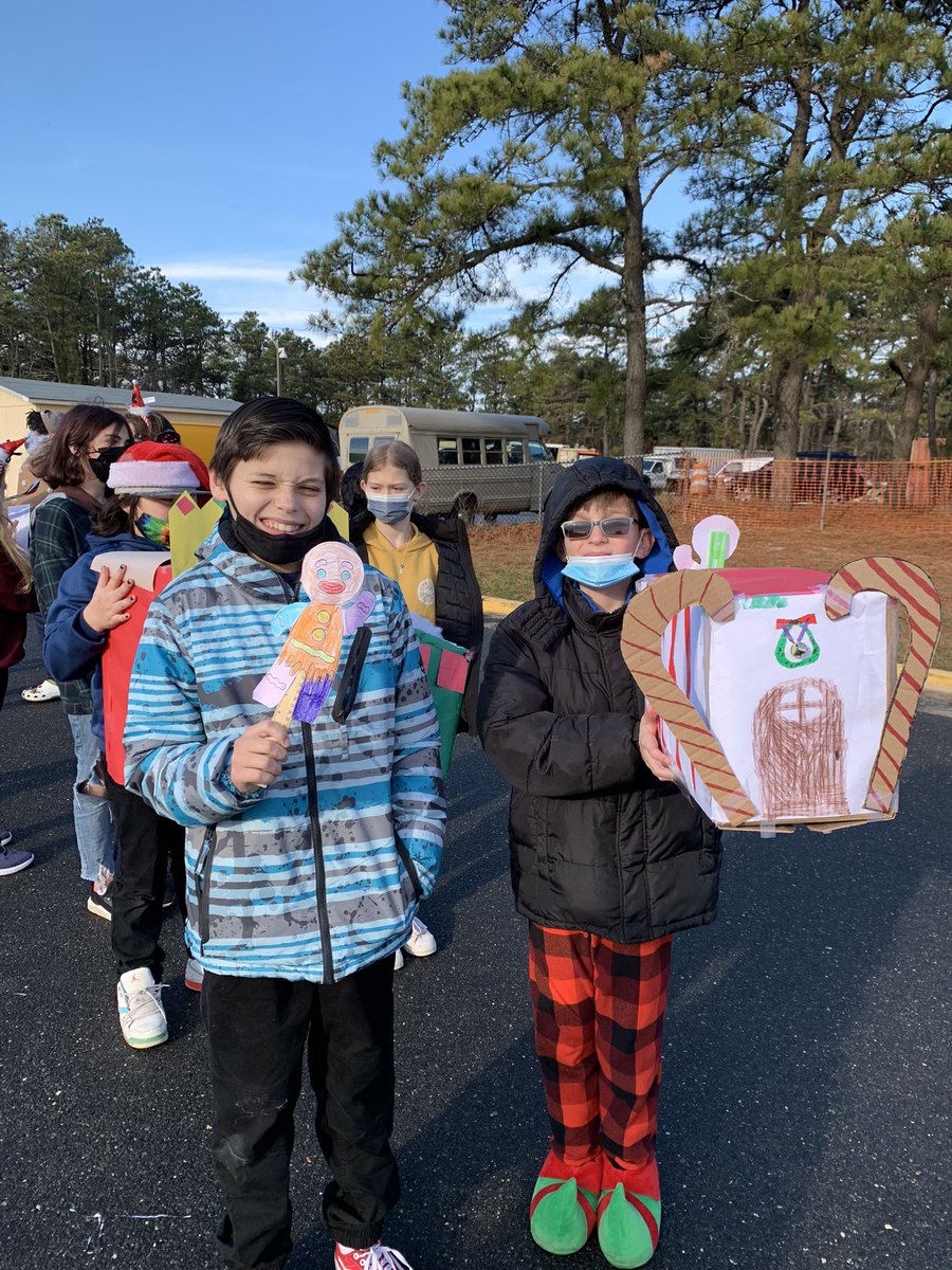 MsDacchille's tweet photo. Lots of fun at the parade today 🎄⛄️🎅🏼 https://t.co/80zlxt8ey8
