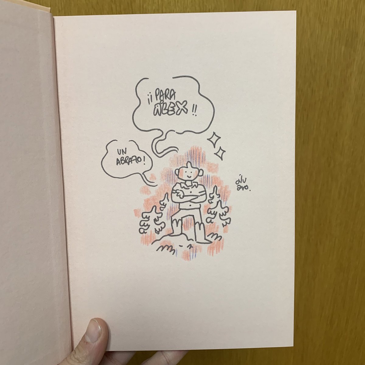 Labaldadecomics's tweet photo. Irse sin saludar a @alvaroortiz_ era pecado. Me llevé mi “Murderabilia” y “Cenizas” para que me firmase. Dos comicazos buenísimos, como todo lo que hace.
Además, @Gazapo02 y yo pudimos hacernos una foto con él y darle unos marcapáginas de la #GuerraDeLecturas2 con la que colaboró https://t.co/QsWHlVlcly