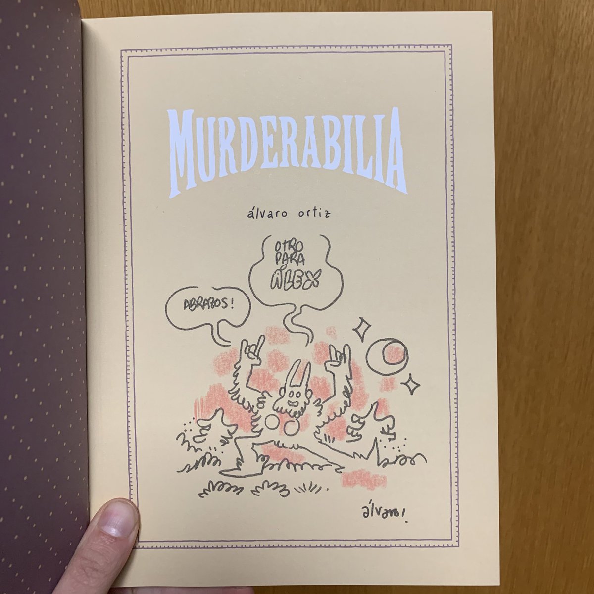 Labaldadecomics's tweet photo. Irse sin saludar a @alvaroortiz_ era pecado. Me llevé mi “Murderabilia” y “Cenizas” para que me firmase. Dos comicazos buenísimos, como todo lo que hace.
Además, @Gazapo02 y yo pudimos hacernos una foto con él y darle unos marcapáginas de la #GuerraDeLecturas2 con la que colaboró https://t.co/QsWHlVlcly