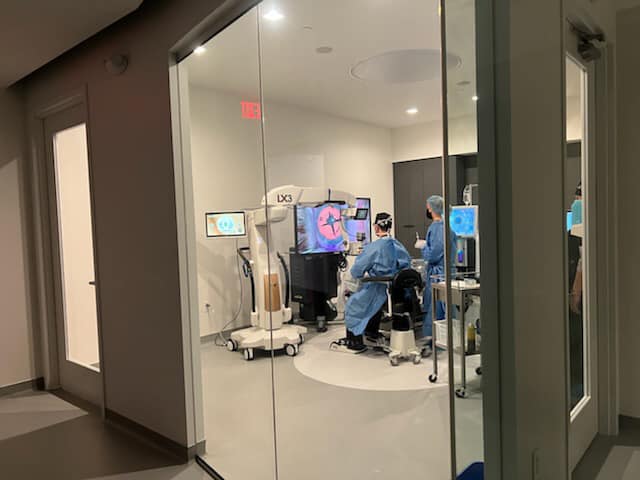 OVOLASIKLENS's tweet photo. The first in-office cataract surgeries performed in the state of MN. With Dr. Mark Lobanoff leading the team. No more hospitals/large surgery centers, 4 hr surgery times or general anesthesia. Our patients deserve only the very best! #OVO #cataractsurgery #ICL #innovation https://t.co/ug8gGXOHEb