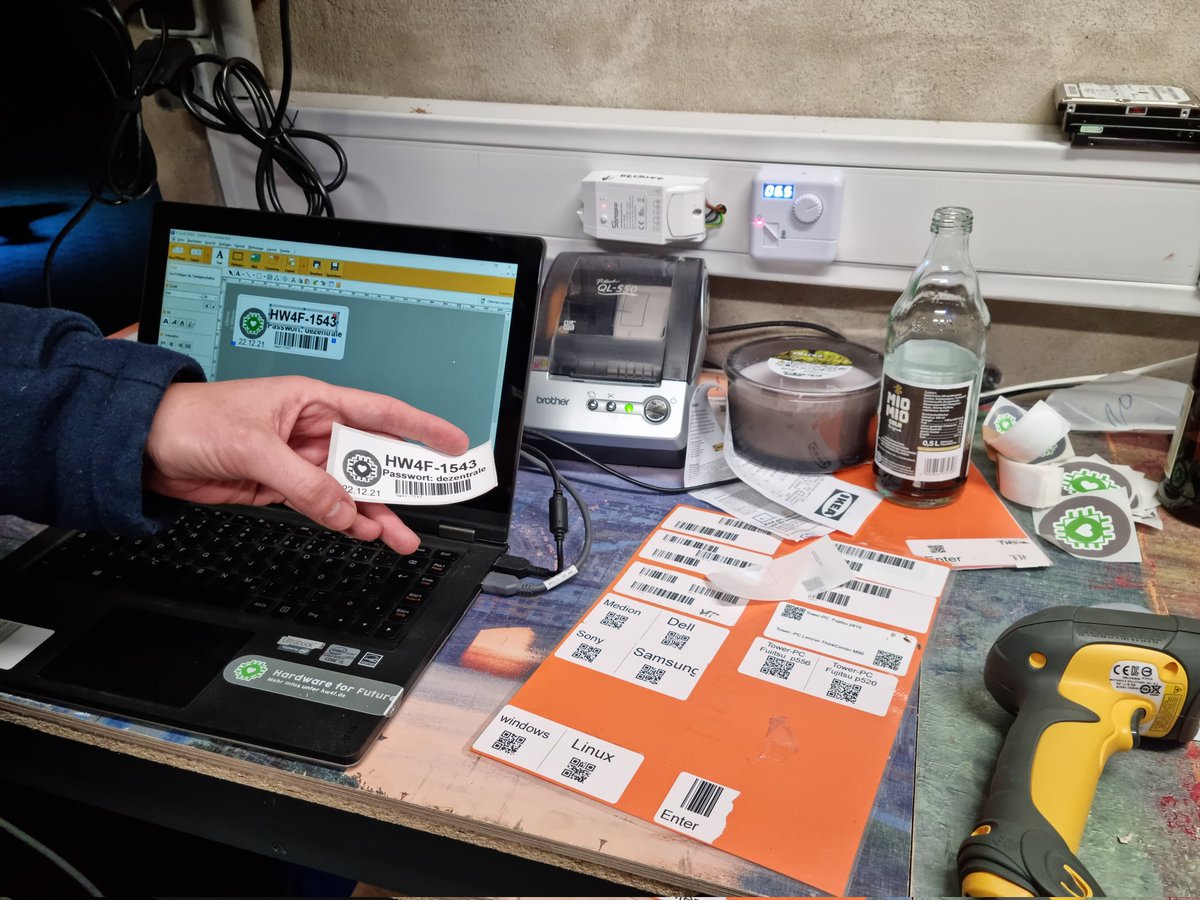 dezentrale_eV's tweet photo. Mission accomplished. #Hardwareforfuture '21 mit dem 1000ten Computer abgeschlossen. Während der Ausgabe noch parallel installiert! Grandioses Team! https://t.co/or6r42ql3Y