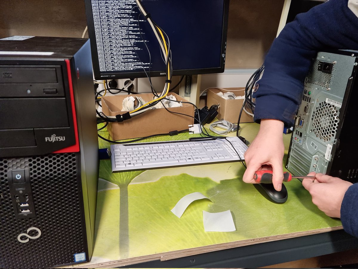 dezentrale_eV's tweet photo. Mission accomplished. #Hardwareforfuture '21 mit dem 1000ten Computer abgeschlossen. Während der Ausgabe noch parallel installiert! Grandioses Team! https://t.co/or6r42ql3Y