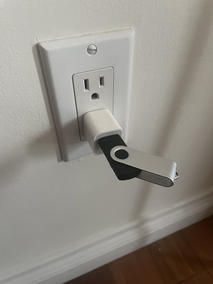 bbjuelz's tweet image. lmao this backup shit easy