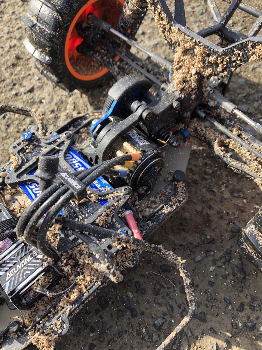 toyoji_toyoji's tweet photo. 知ってた。砂まみれになる^ ^
で、インナーボディをバギーのボディで作ってみた。SCシャシは長いので後半途切れたけど…
#ShortCourseTruck #WeAreAE #ラジコン https://t.co/CE4yEi9kUL