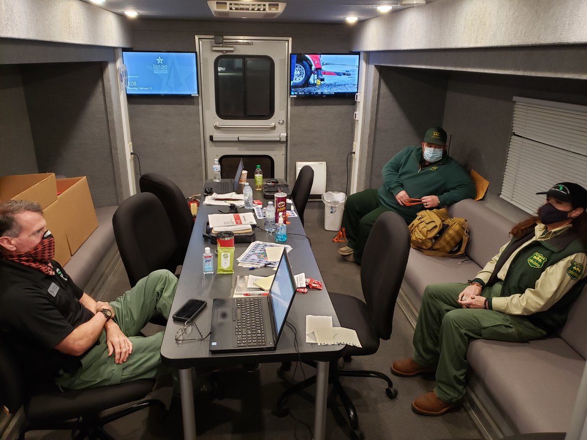 NikkiFriedFL's tweet photo. Day 23 of #25DaysofFDACS!

Following the severe winter storms in Texas at the beginning of the year, @FLForestService's Green Incident Management Team stationed near San Antonio and provided over 7.6M water bottles and 1.8M meals to Texans in need! https://t.co/zXoy4u1LjS