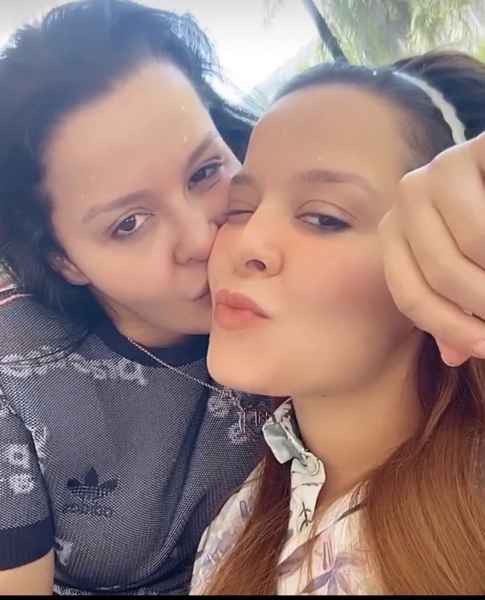 luvsmem's tweet photo. maiara e maraisa e seus biquinhos 🤏🏻 https://t.co/cviTqknhuY