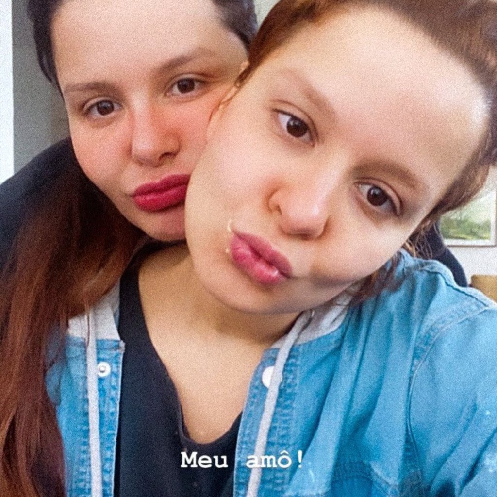 luvsmem's tweet photo. maiara e maraisa e seus biquinhos 🤏🏻 https://t.co/cviTqknhuY